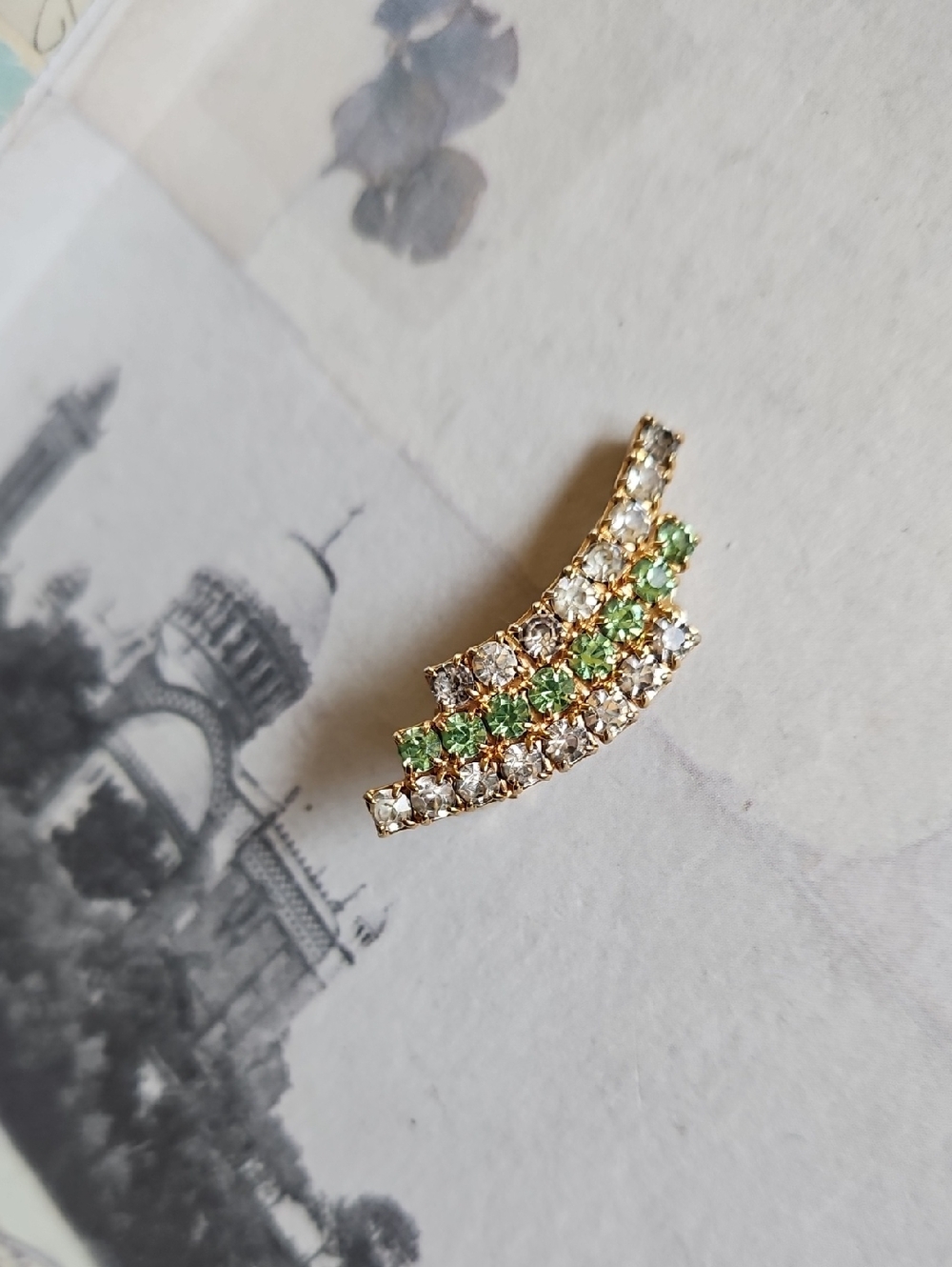Green and clear prong set rhinestone 3 rows gold tone Clip Earrings Vintage - Picture 5 of 5